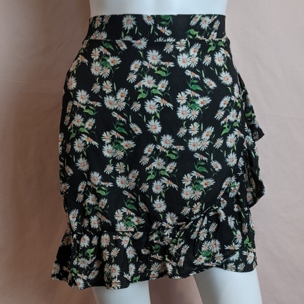 PrettyLittleThing Black Floral Frill Hem Mini Skirt size 8